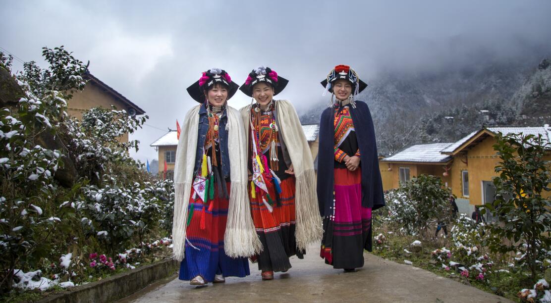 身著漂亮的民族服飾，走在鄉間路上