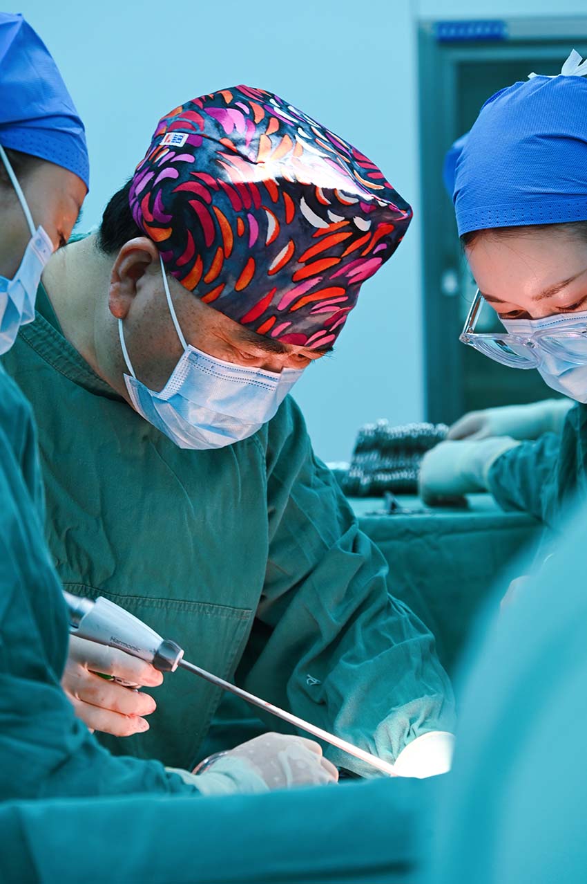 做手術中的張國楠。受訪者供圖