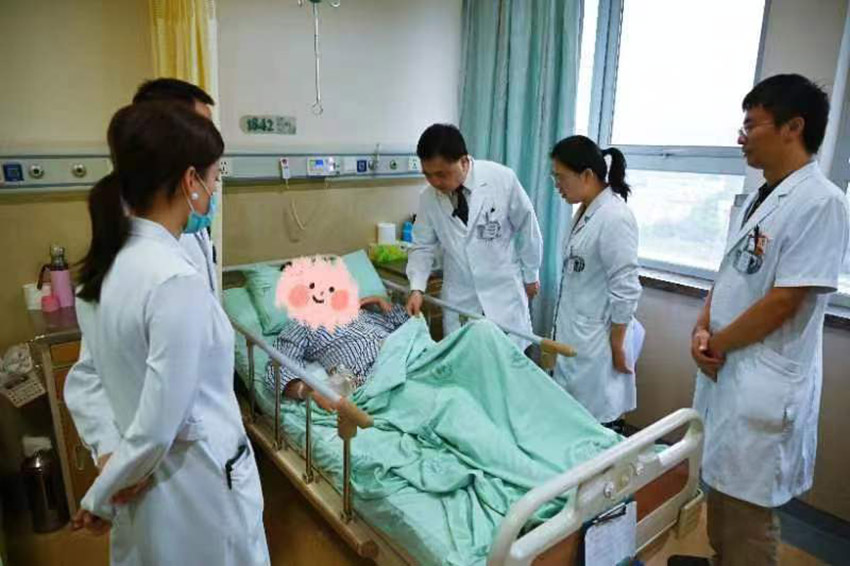 張國楠查房。受訪者供圖