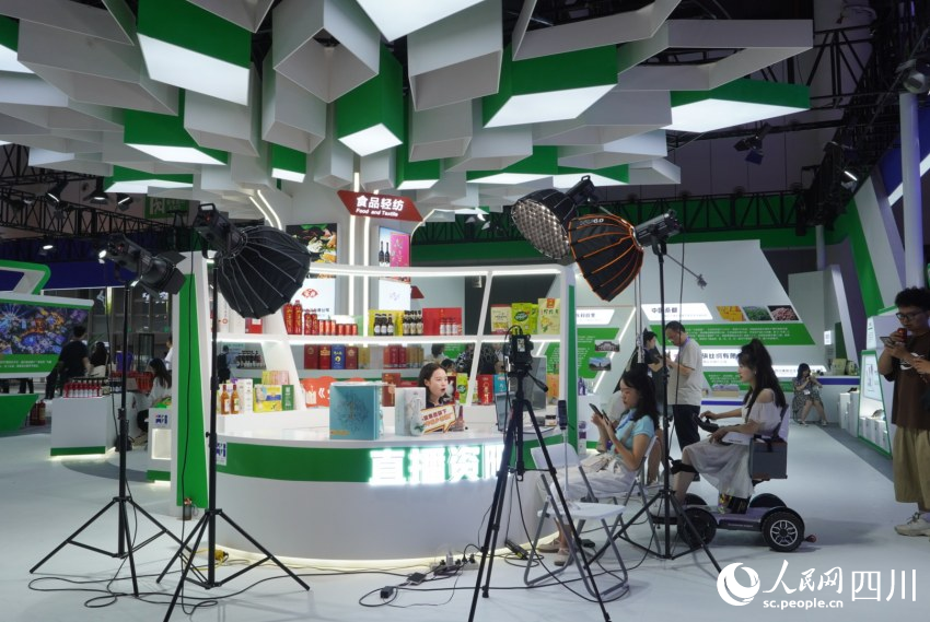 資陽館內正在做直播賣貨。實習生 羅怡滋攝