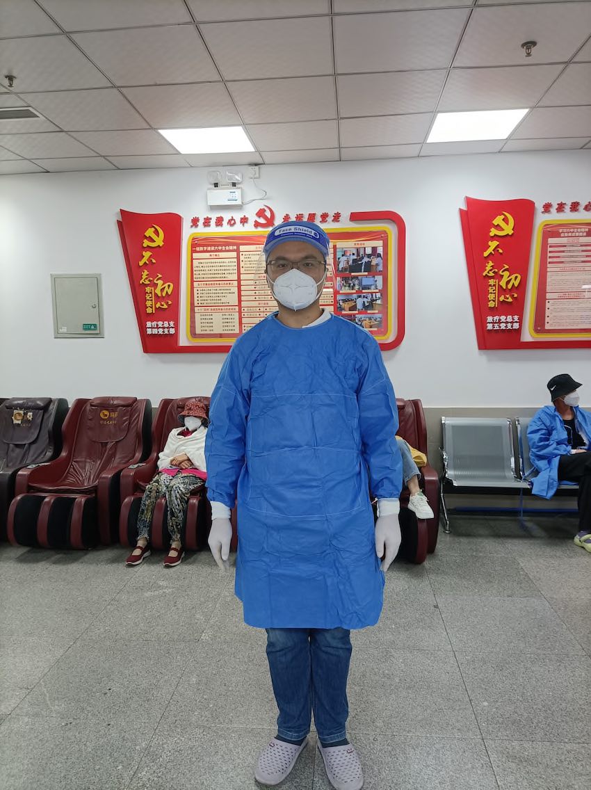 王先良在疫情期間參加志愿者工作。受訪者供圖