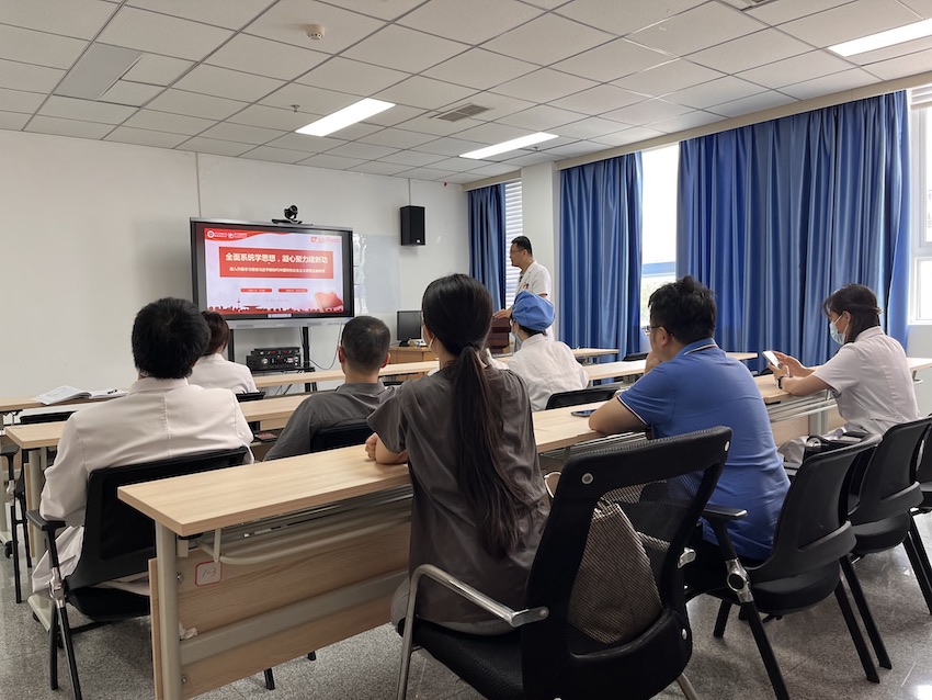 王先良參加黨支部“三會一課”。受訪者供圖