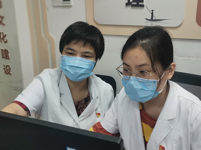 王久惠指導下級醫生。受訪者供圖