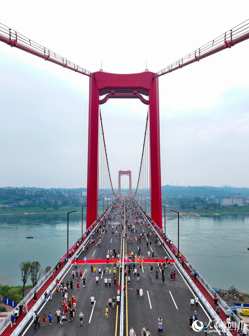 上萬市民“踩橋”慶祝。劉學懿攝