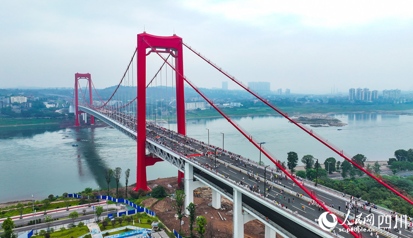 上萬市民“踩橋”慶祝。劉學懿攝