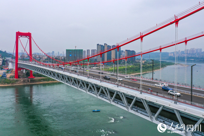長江二橋是瀘州首座雙層公軌兩用懸索橋。 牟科攝