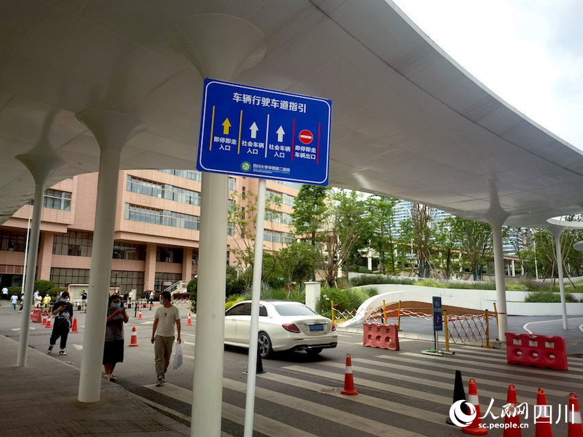 由紫檀街進入院內停車場車行入口處的車輛行駛車道指引。人民網記者 郭瑩攝