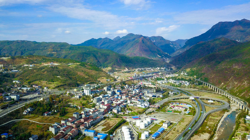 G65包茂高速、襄渝鐵路兩線、巴萬高速三條線在萬源市官渡鎮匯聚。張天明攝