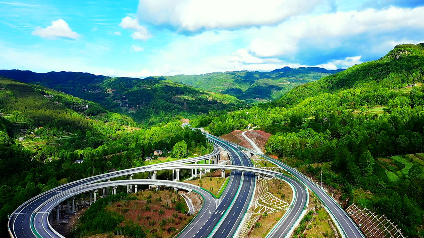 萬巴高速過境萬源鄉鎮。張天明攝