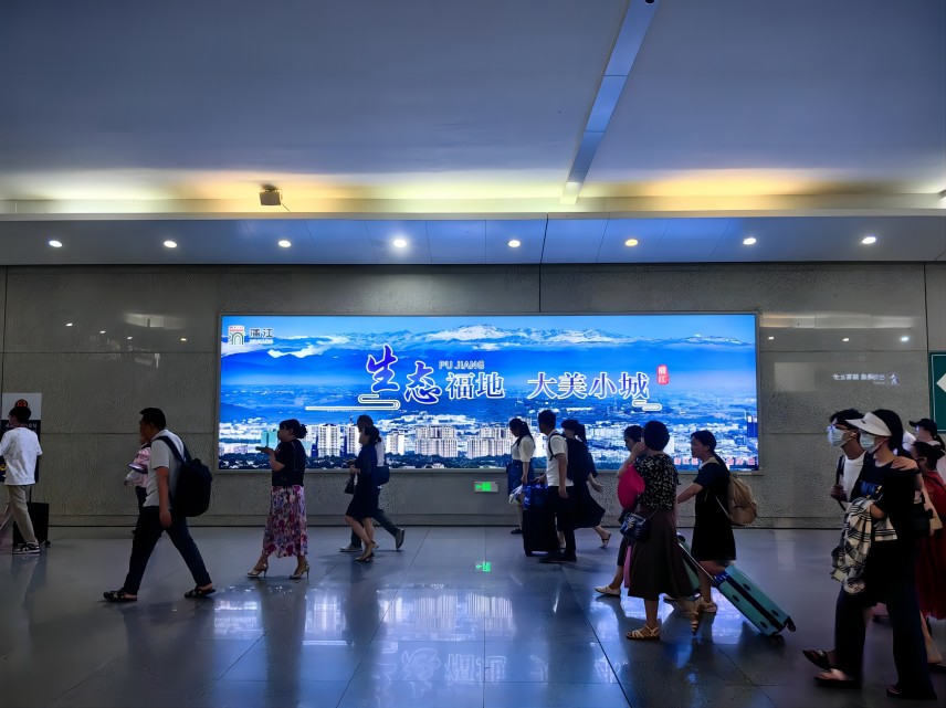 成都南站、雅安站等站點投放城市形象宣傳廣告。蒲江縣委宣傳部供圖