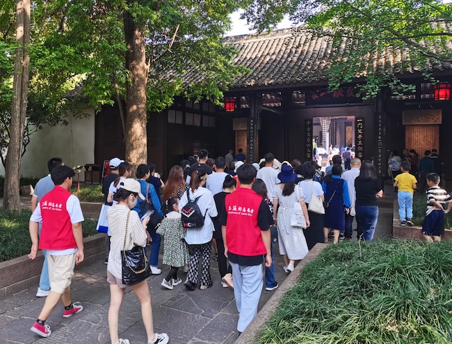 游客游覽眉山三蘇祠。四川省文旅廳供圖
