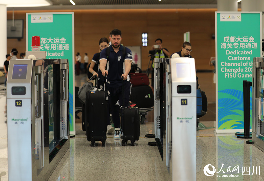 運動員走出機場。王凡攝