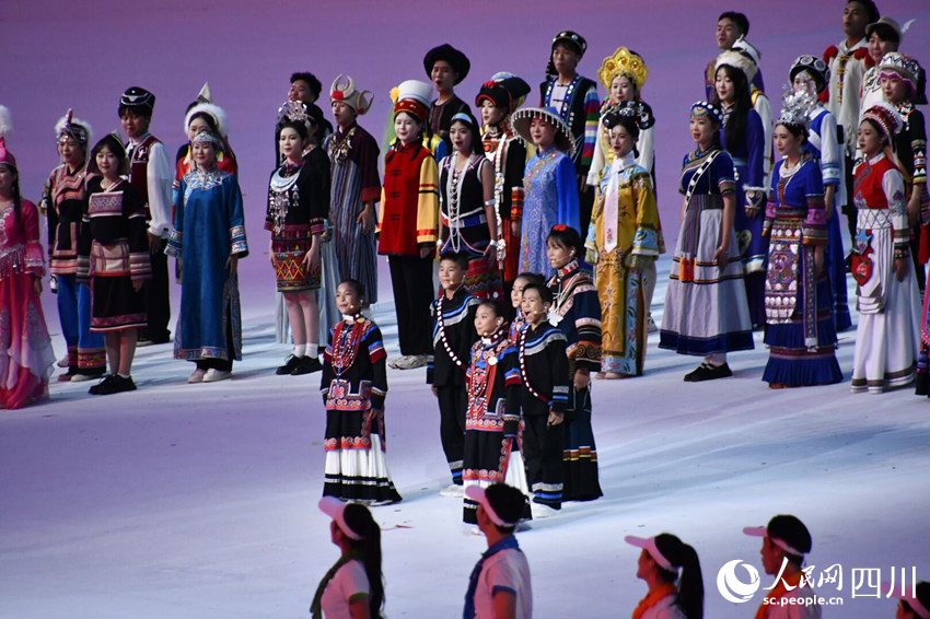 吉好有果站上開幕式的舞臺，再次唱起那首熟悉的歌曲《國旗國旗真美麗》。王洪江攝