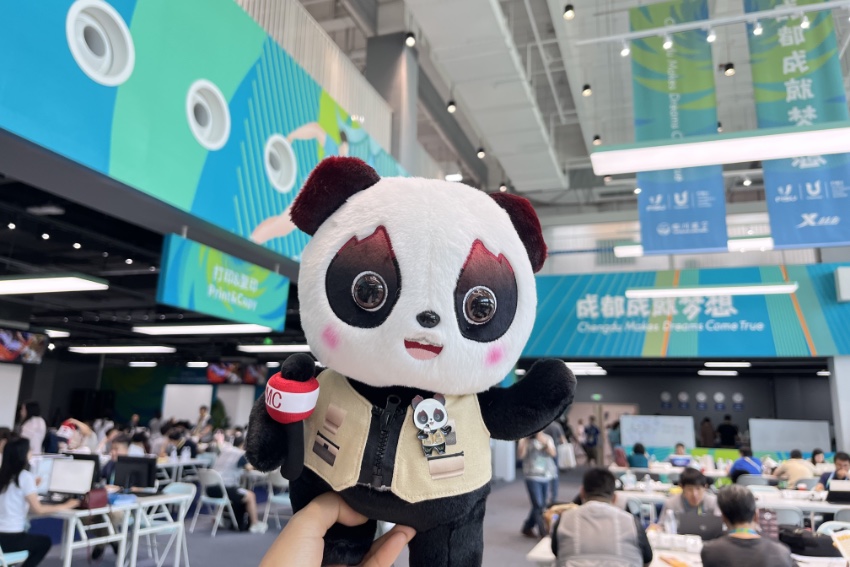 “蓉寶”形象的文創玩偶。人民網記者 朱虹攝