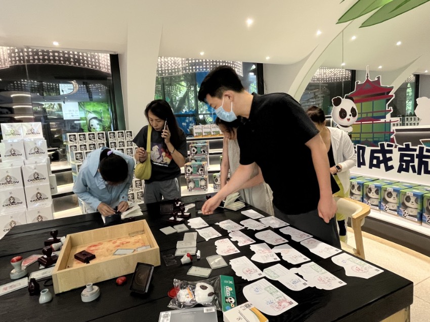 在特許商品零售店挑選“蓉寶”的顧客。人民網記者 朱虹攝