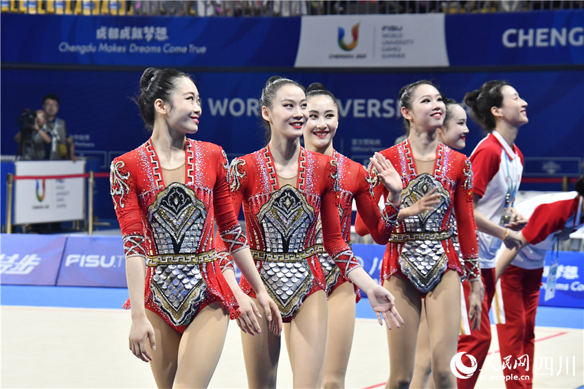 中國隊選手向觀眾致意。人民網記者 王洪江攝