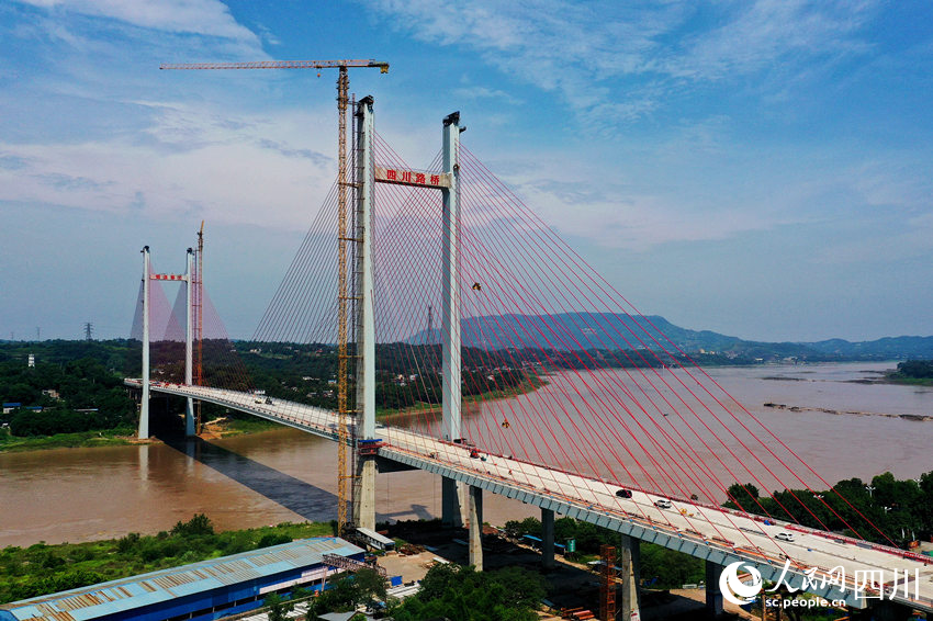 瀘州市納溪長江大橋施工現場。廖勝春攝