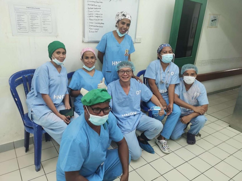 張軻（二排左三）與手術室團隊合影。受訪者供圖