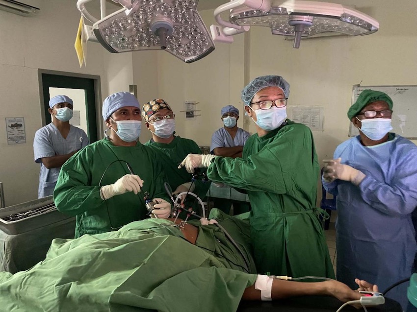 張軻（右二）做手術。受訪者供圖