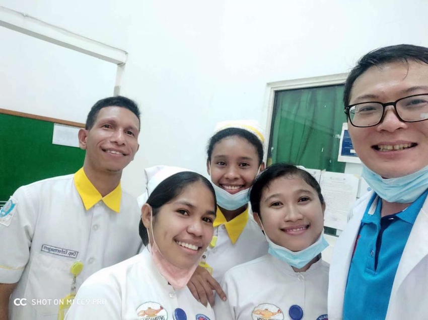 張軻（右一）與科室護士合影。受訪者供圖