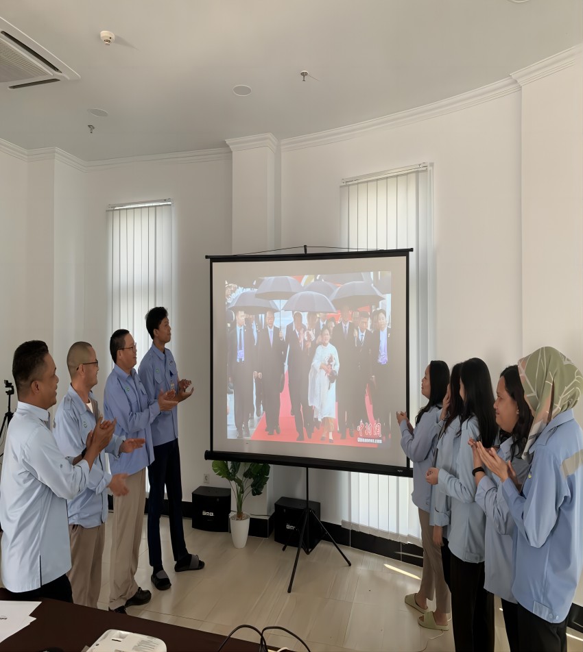 成達公司海外員工收看大運會相關新聞。中國化學成達公司供圖