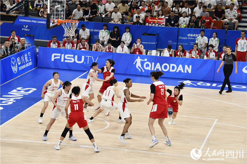 韓旭為隊友作掩護。人民網記者 王洪江攝