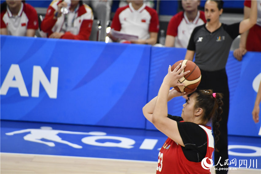 劉禹彤罰球。人民網記者 王洪江攝