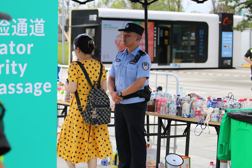 安檢通道口執勤。高新區公安分局供圖