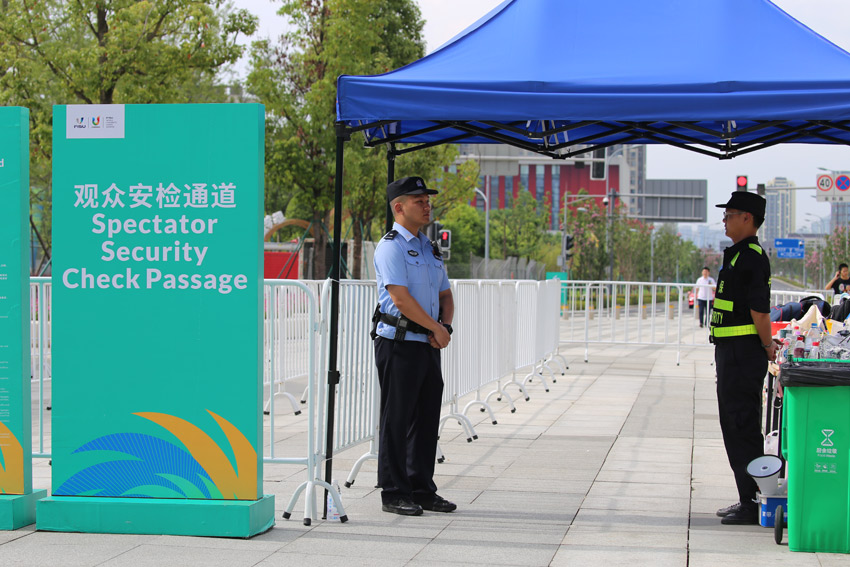 值守安檢通道。高新區公安分局供圖