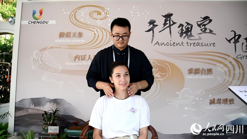 外國友人正在體驗推拿。人民網記者 王洪江攝