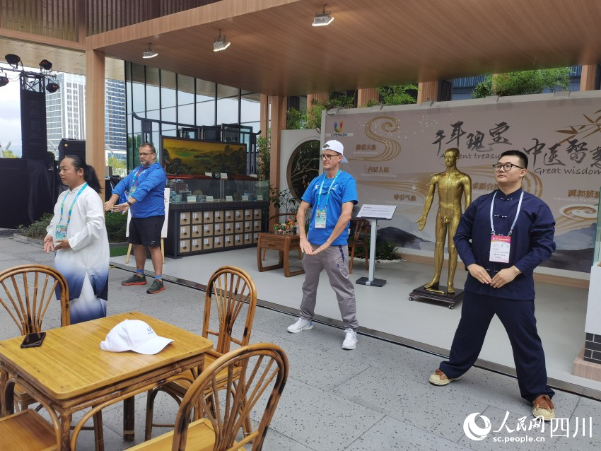 正在展示區體驗中醫文化的外國朋友。趙曉紅攝
