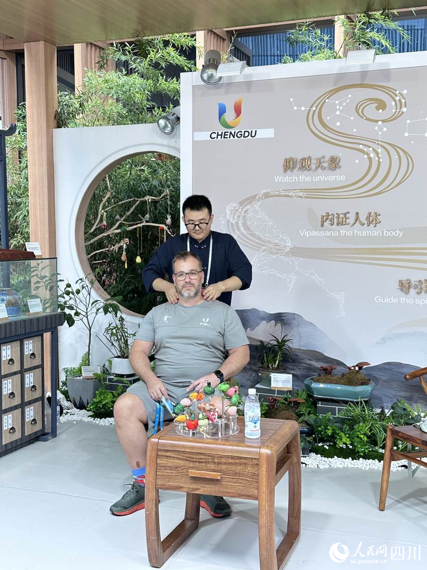 外國友人正在體驗推拿。趙曉紅攝