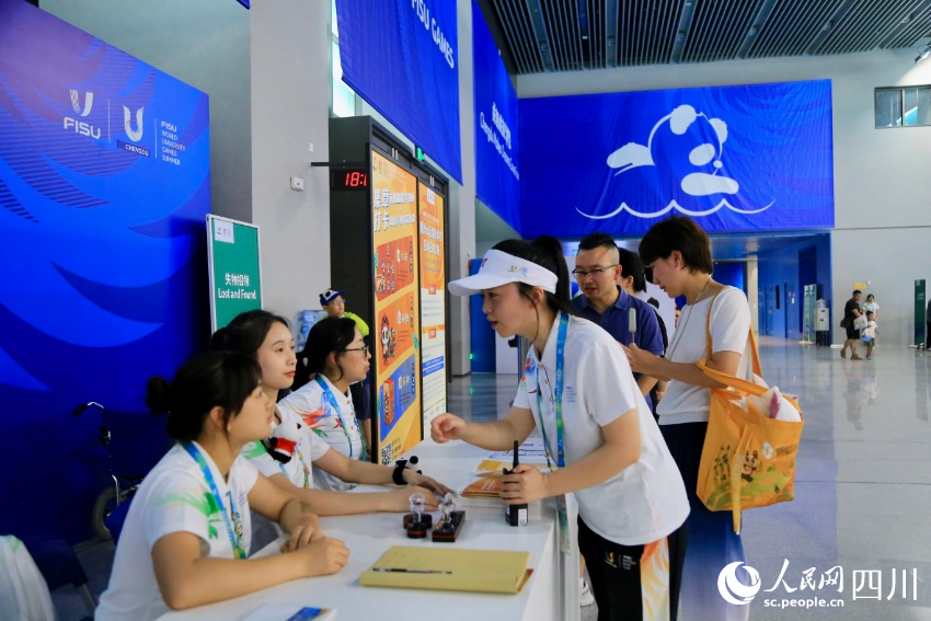 賽事期間，趙肖蘭（前右）負責場館內青年志愿者團隊的統籌管理與服務工作。 人民網記者 朱虹攝