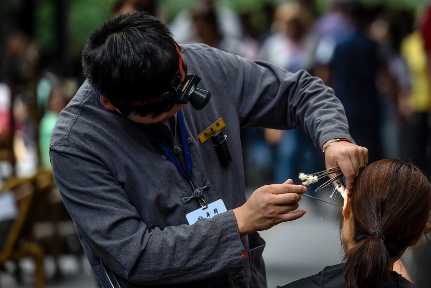 成都非物質文化遺產采耳。成都大運會執委會供圖