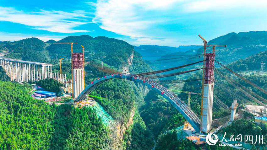 凌空架飛虹。劉媛攝