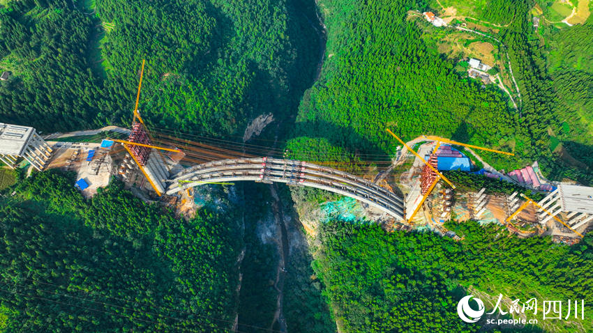 凌空架飛虹。劉媛攝