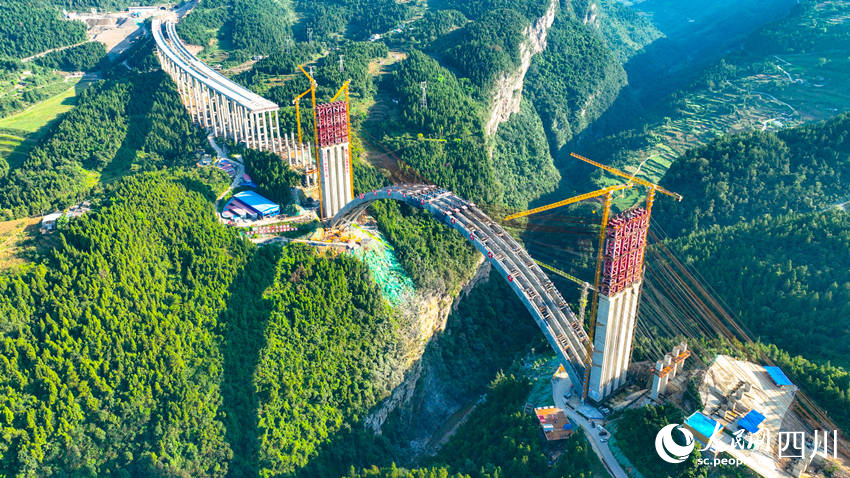 水落河特大橋的主拱圈順利完成合龍施工。劉媛攝