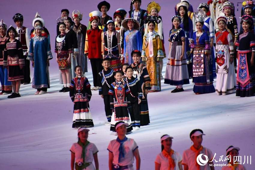 吉好有果在成都大運會開幕式的舞臺上，再次唱起那首熟悉的歌曲《國旗國旗真美麗》。人民網記者 王洪江攝