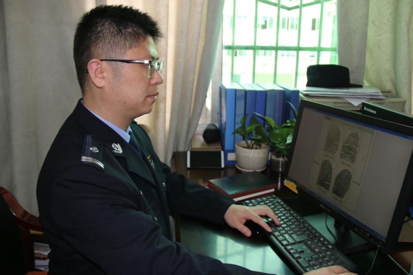 羅楊進行案件偵破。資陽市公安局供圖