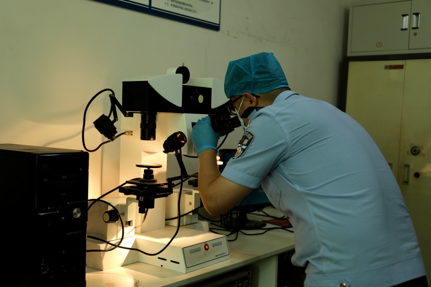 羅楊進行觀察實驗。資陽市公安局供圖