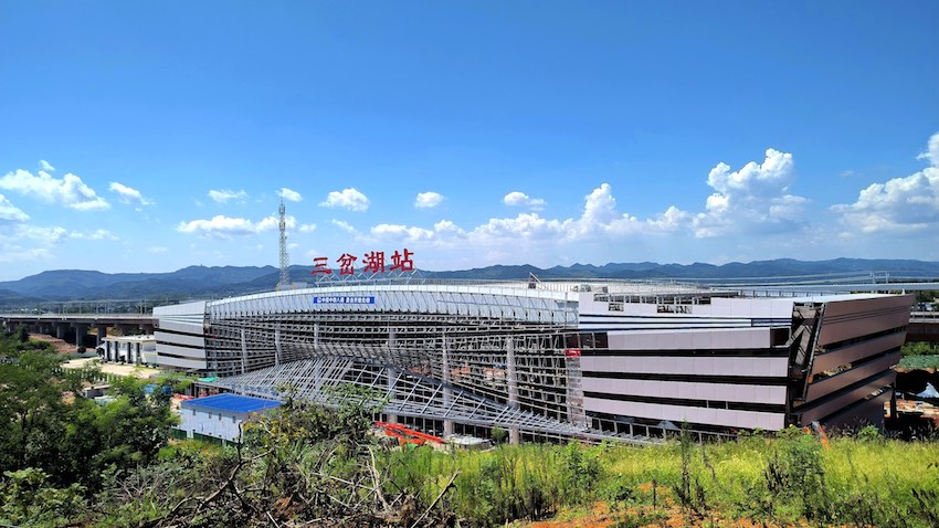 三岔湖站建筑整體設計以“太陽神鳥”為文化內核，建筑造型如神鳥展翅與天府國際機場遙相呼應。成蘭公司供圖