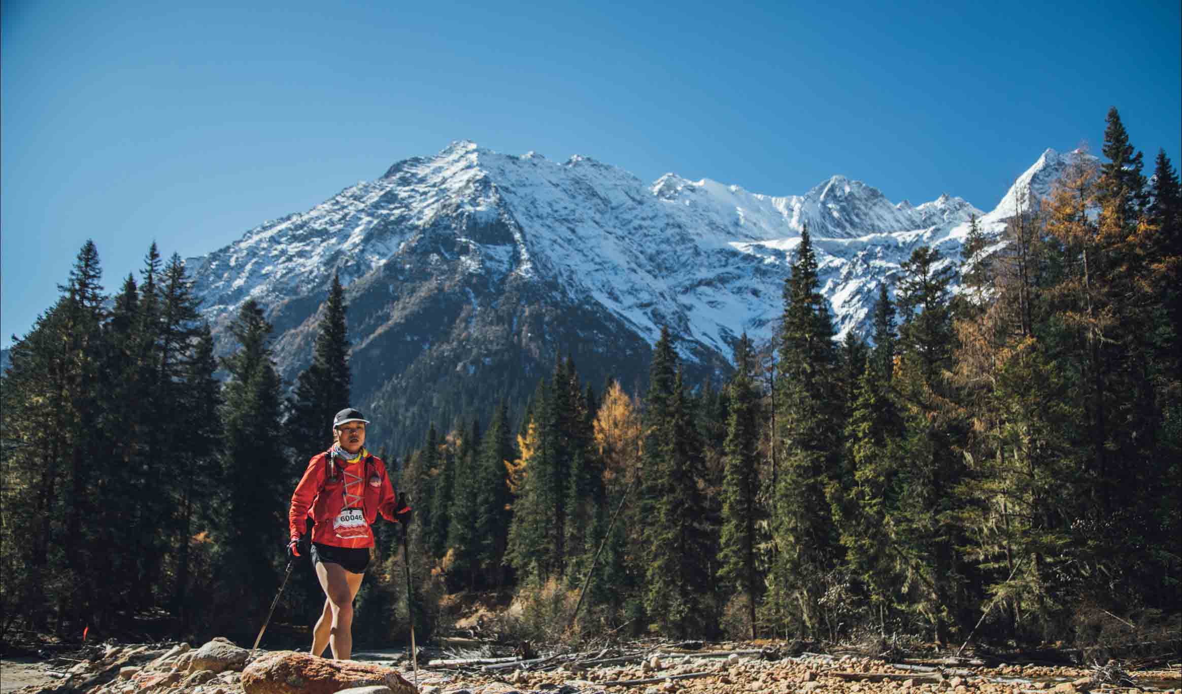 徒步在雪山森林?；顒又鬓k方供圖