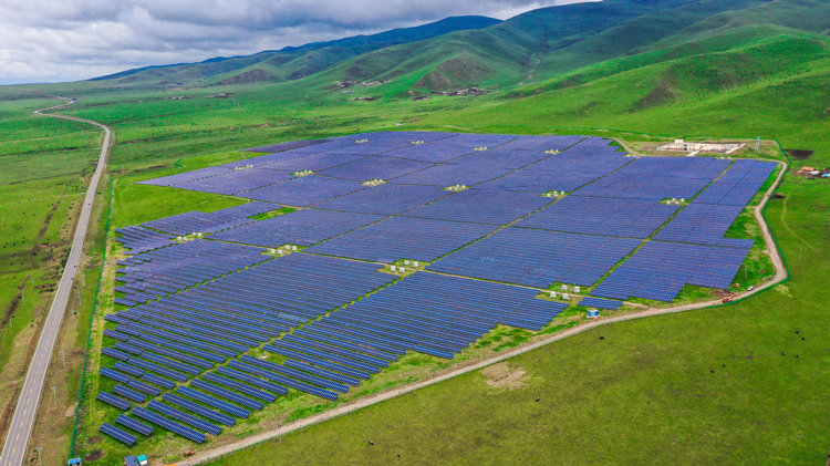 阿壩縣光伏。阿壩州委宣傳部供圖