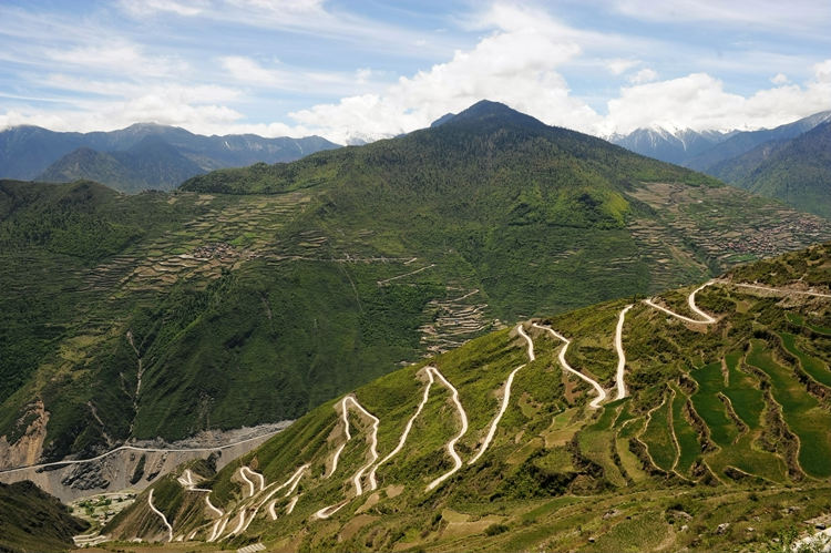 黑水縣布多村道。阿壩州委宣傳部供圖