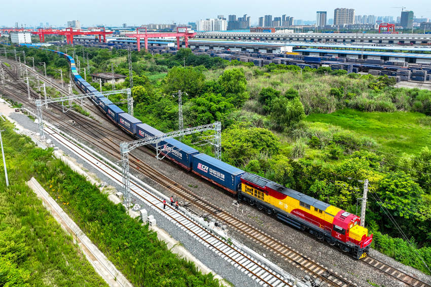 中歐班列（成渝）駛出成都國際鐵路港。青白江區委宣傳部供圖