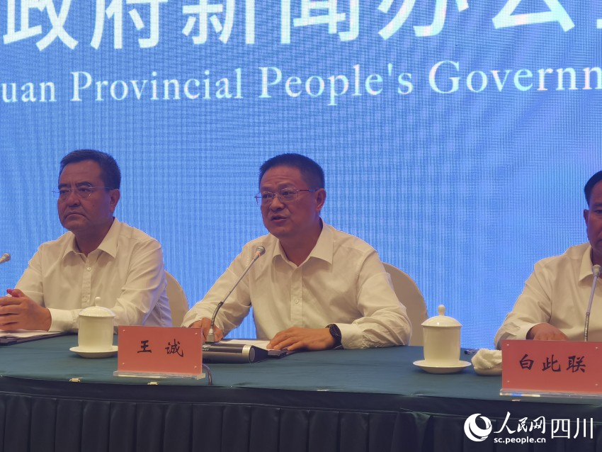 四川省能投集團黨委書記、董事長王誠正在介紹相關情況。人民網記者 王洪江攝