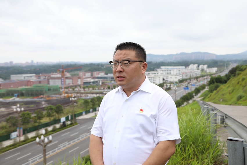 納溪區委書記譚榮兵接受專訪。納溪區文旅局供圖