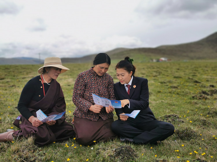 檢察官到牧民身邊開展“鶴翔蘭薩”公益訴訟法治宣講“草壩會”。阿壩州委宣傳部供圖