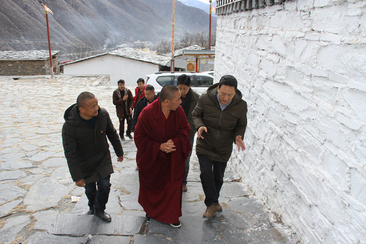 州政協主席尼瑪木一行深入馬爾康市草登鄉開展“聯寺聯僧”工作。阿壩州委宣傳部供圖