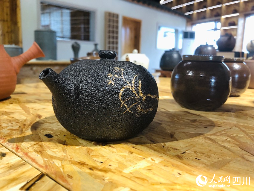 龍坡窯遺址博物館土陶制品。鄧蕓攝